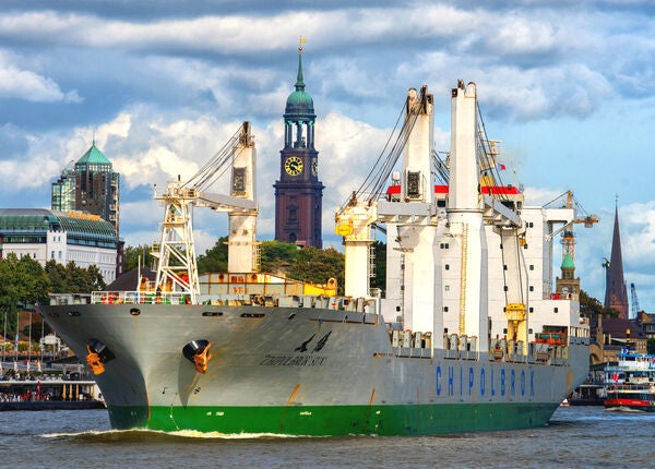 Hamburg. Frachter am 'Michel' / 99
