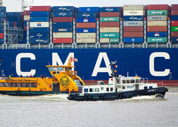 Hamburg. Hochbetrieb im Hafen / 99