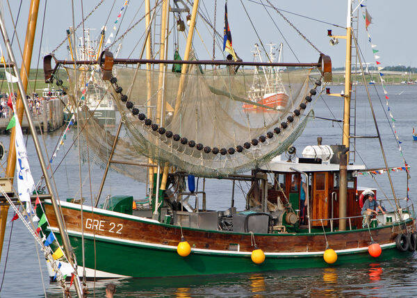 Fischkutter im Hafen / 1000