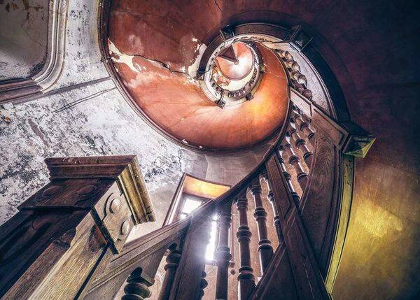 Lost Places: Spiral Staircase / 1000