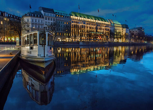 Hamburg. Stille an der Binnenalster / 99