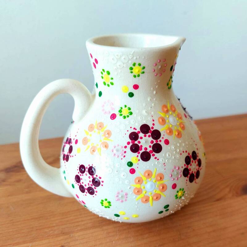 roomwit melkkannetje met bloemig stipwerk