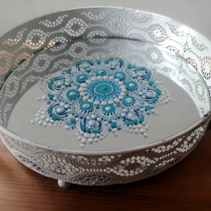 bewerkte stalenschaal met mandala op spiegel gestipt