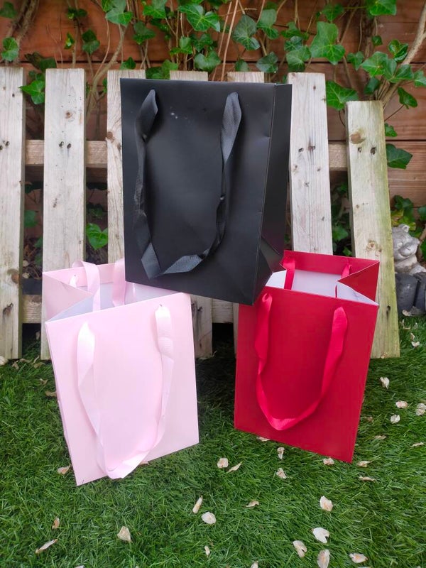 pluk boeket op een rode bloementas