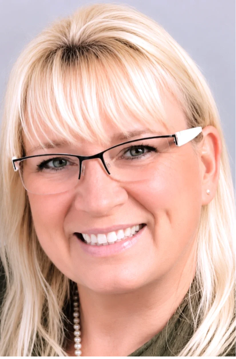 Porträtfoto von Anke Schmitz, Intuitive Life Coachin und Gründerin von YOURS mind.