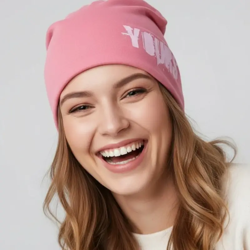 Rosa Slouch Beanie mit LOGO. Link führt zur Produktseite