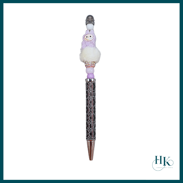 Pen met een schattige labubu