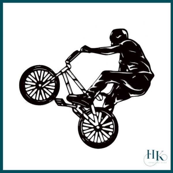 Houten wanddecoratie met BMX stunt in actie