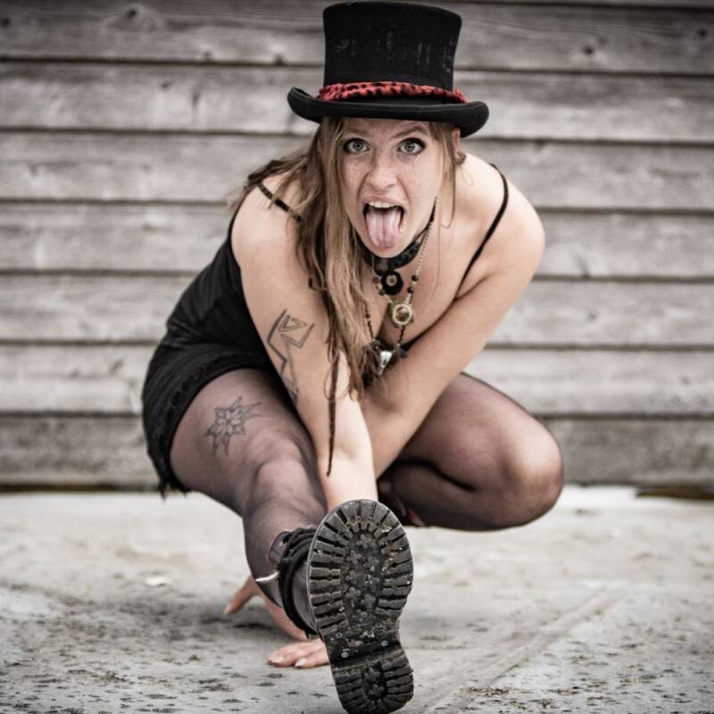 Portrait: Cynthia Nickschas & Friends