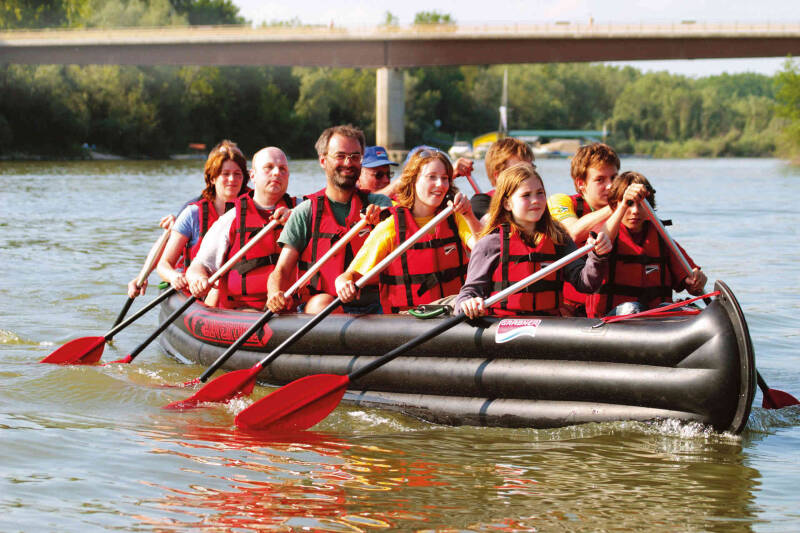 Teamevent mit einem Adventure Team Kanu von Grabner Boote