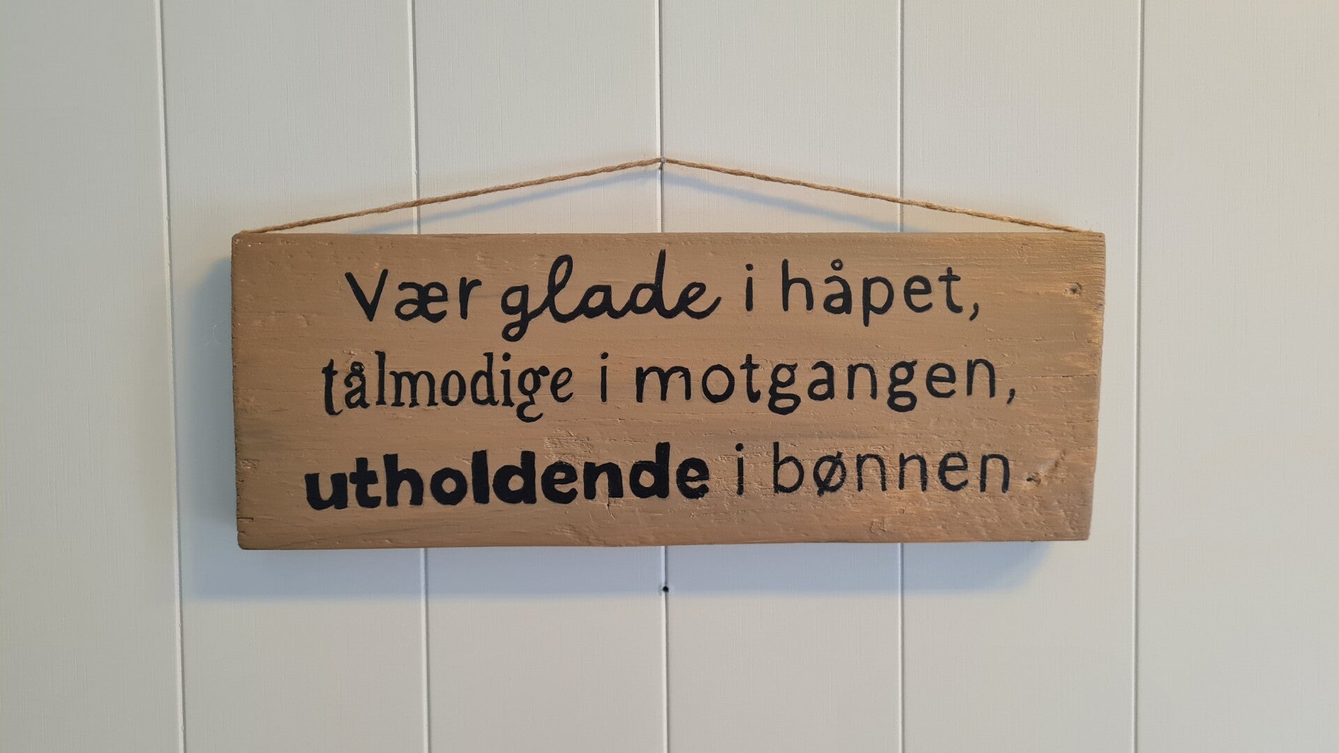 Treskilt, Rom. 12,12