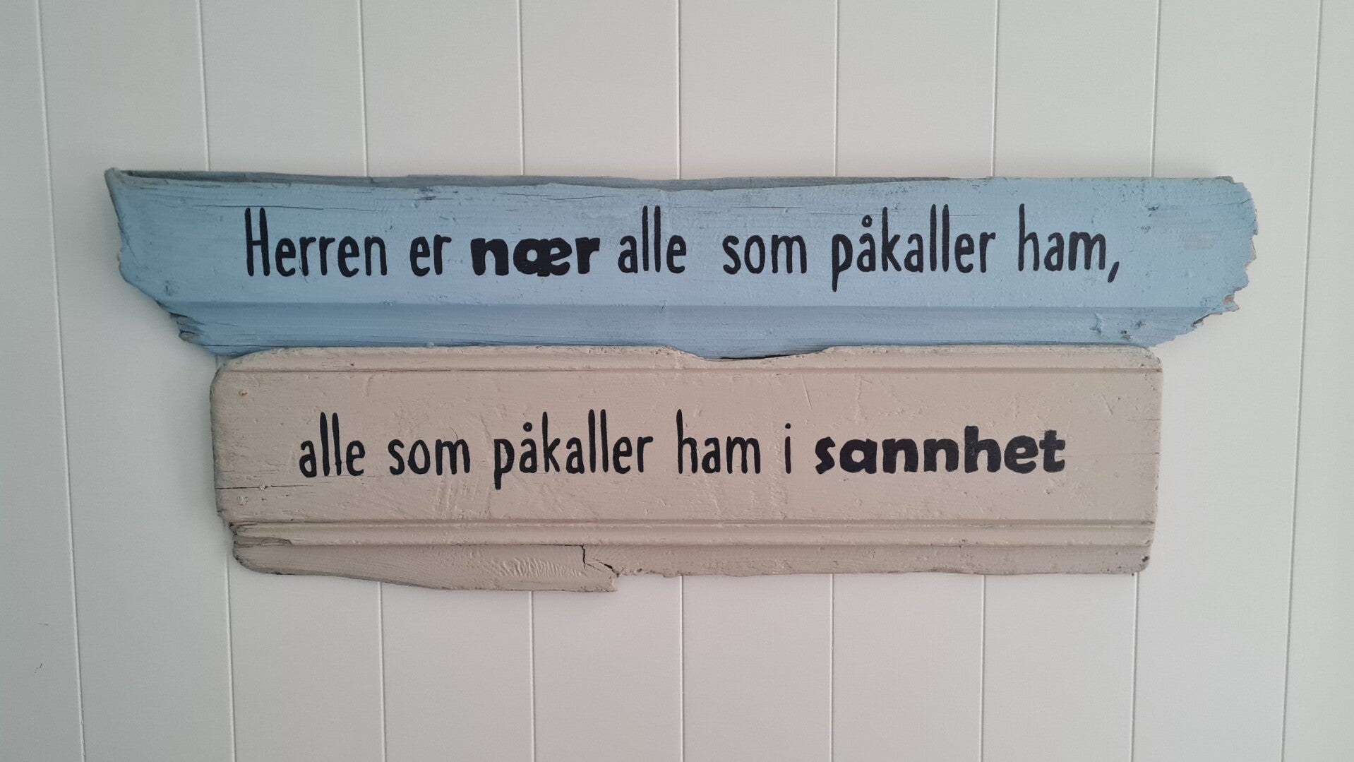 Treskilt, tofarget, Salme 145,18