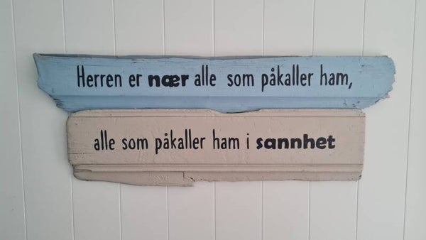 Treskilt, tofarget, Salme 145,18
