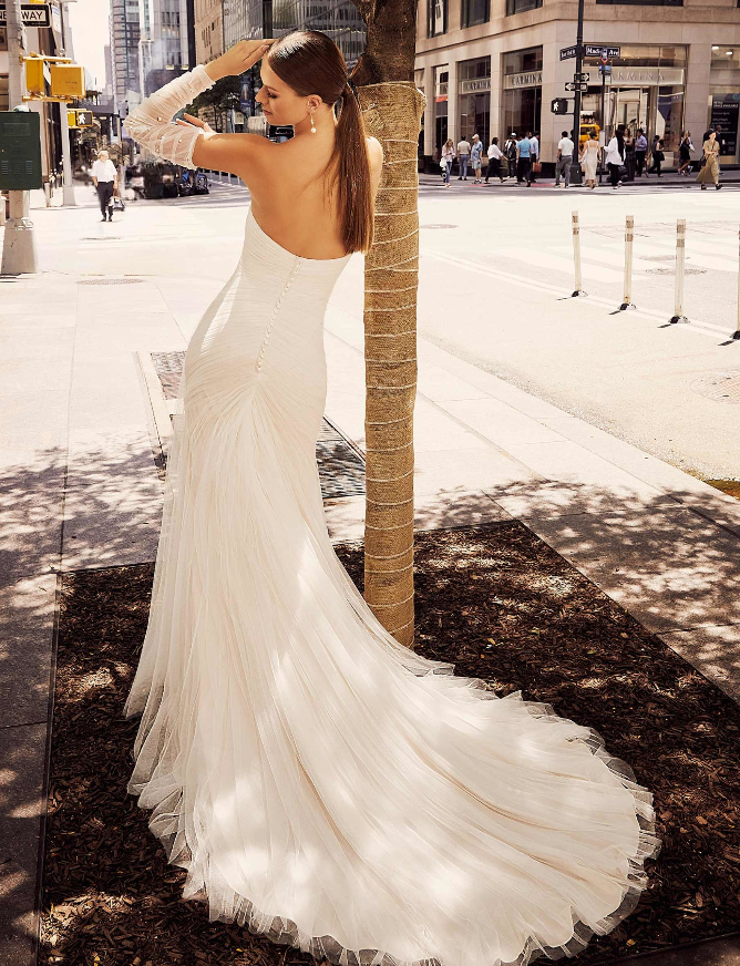 robe de mariéedécolleté en coeur et manches amovibles. Liège
