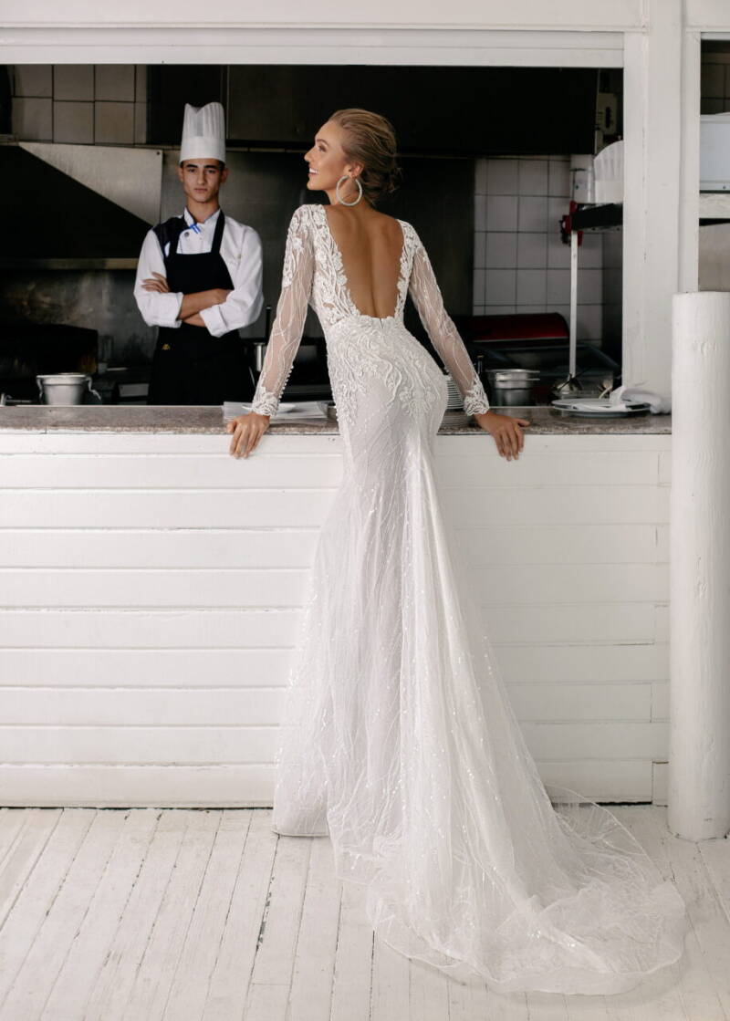 robe de mariée sirène chic.Dos ouvert.manches travaillées.Instant de Luxe Liège