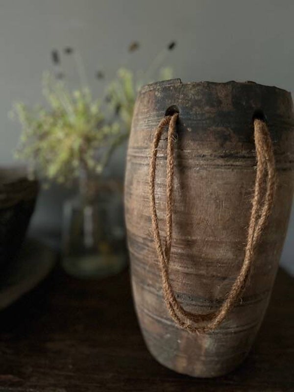 Oude Nepalese pot met touw