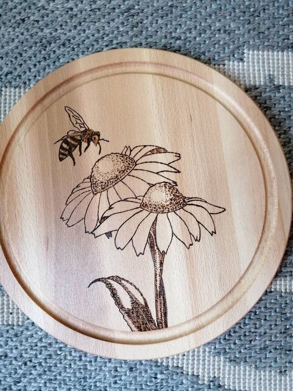 Bij op bloem