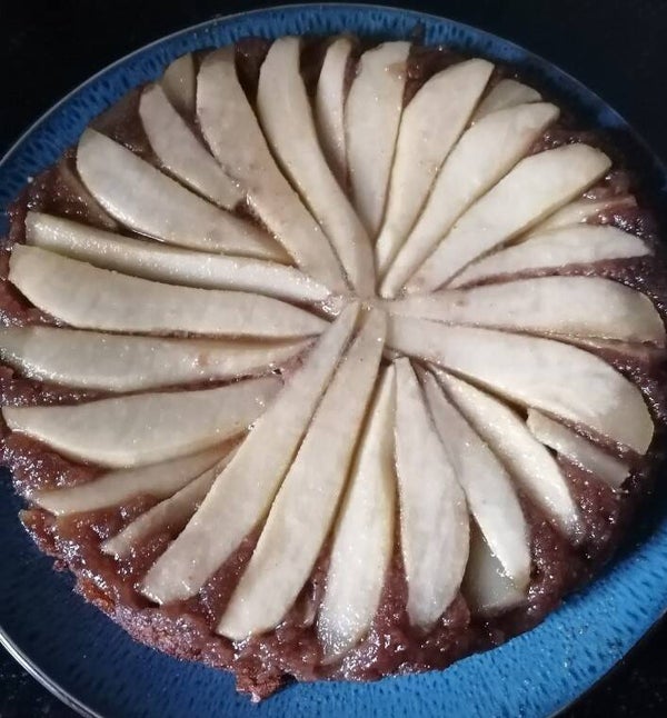 Omgekeerde perentaart met honing en walnoten