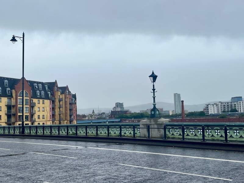 Een van de vele bruggen