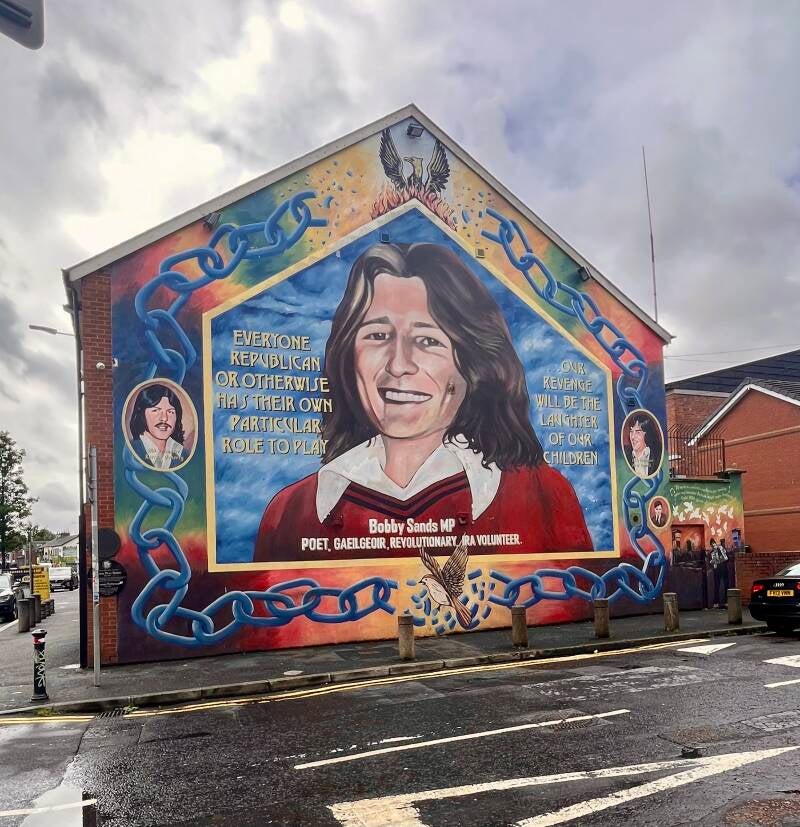 Een van de vele muurschilderingen aan de Katholieke kant van de muur