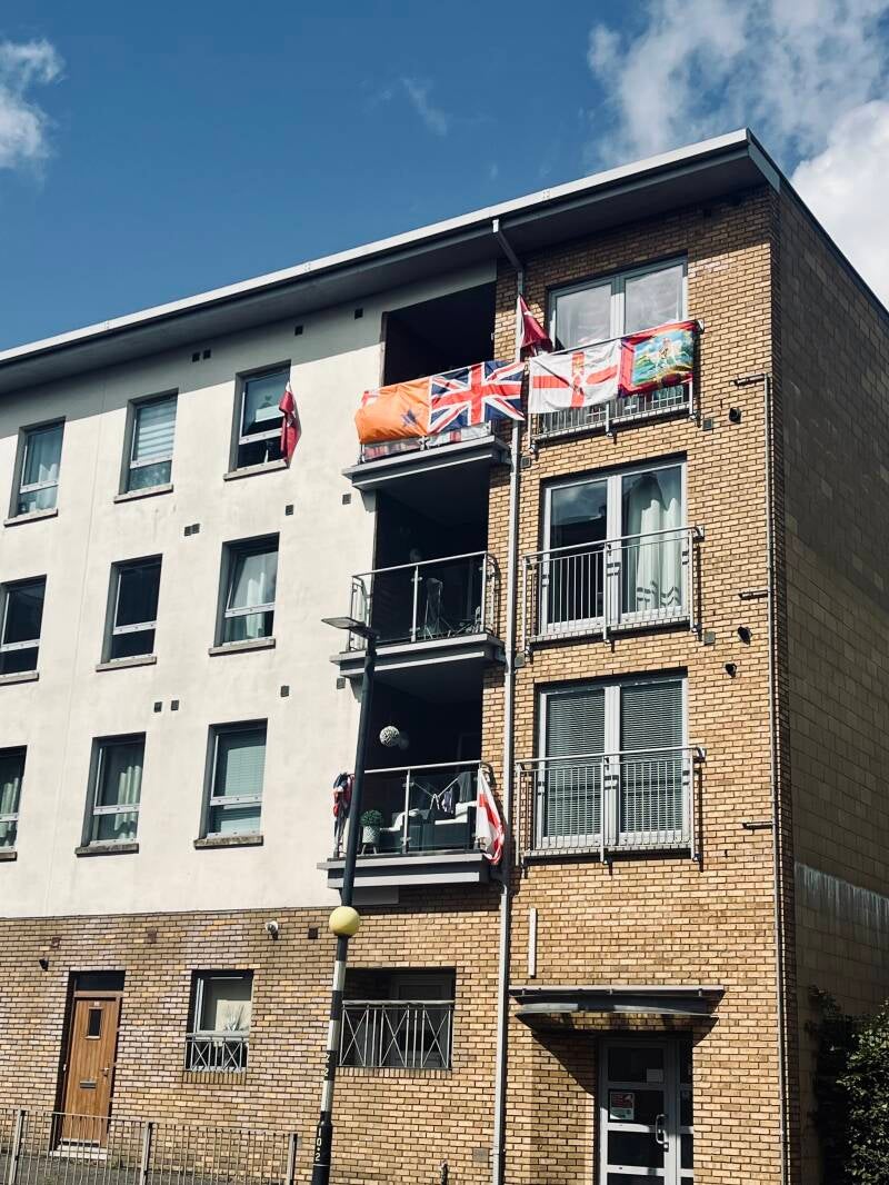 We zijn de poort door gegaan en nu aan de protestante kant, overal vlaggen  