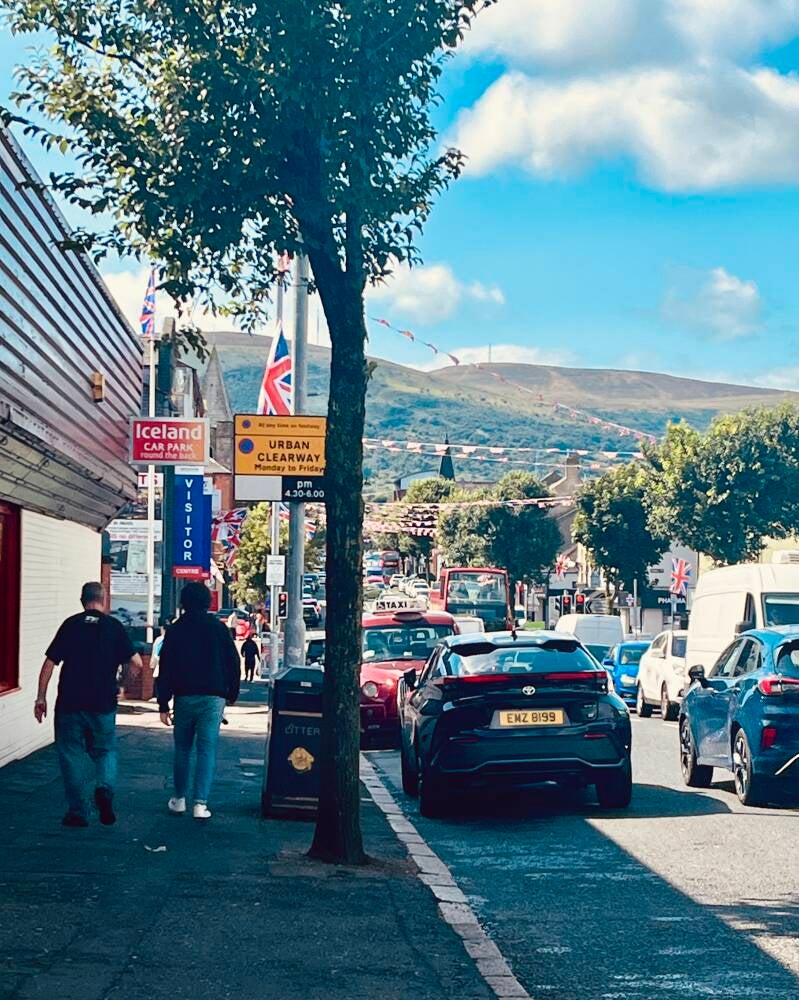 In deze straat werd de viswinkel opgeblazen. (Zie docu npo) 