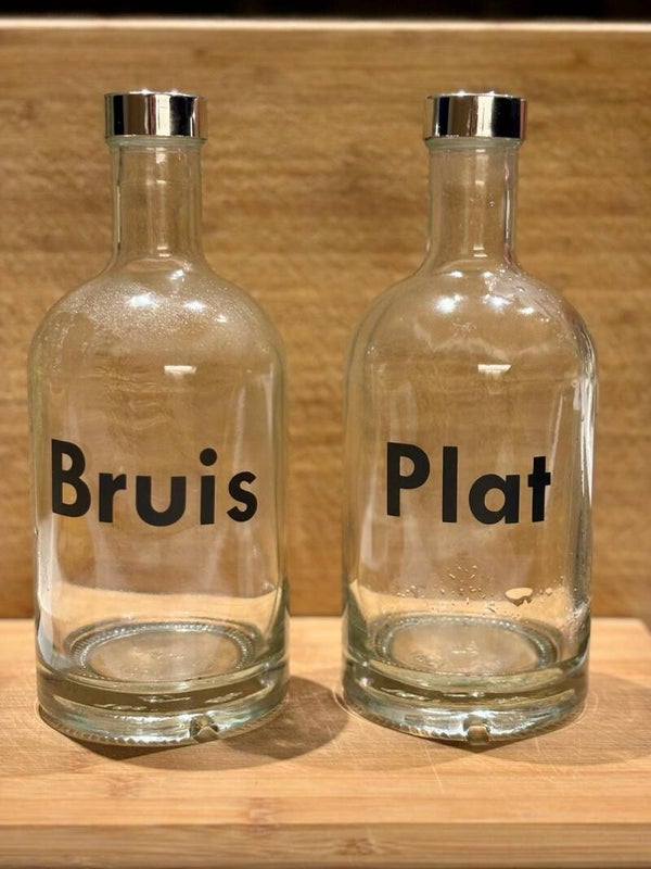 Glazen fles plat en bruis