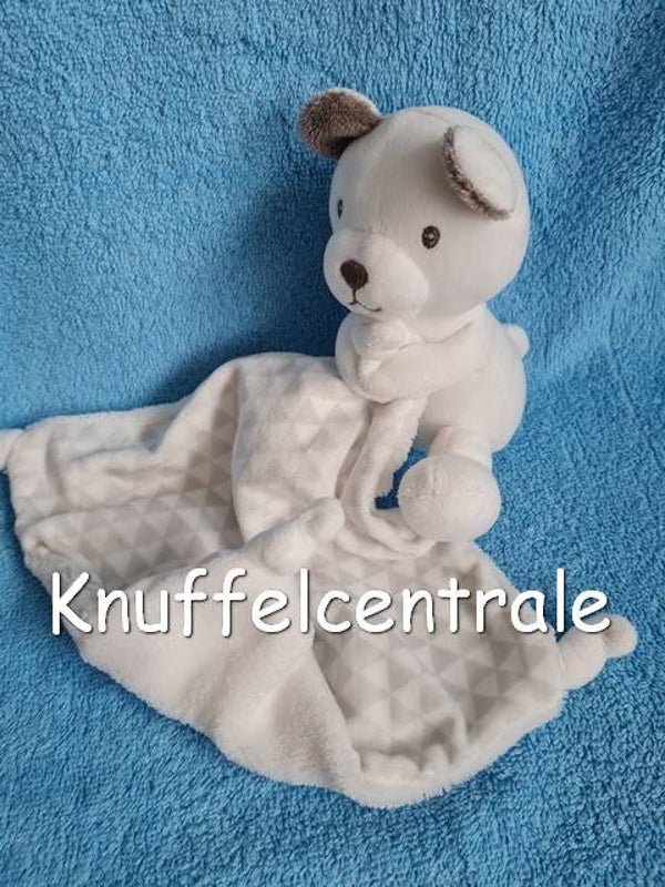 Nicotoy beer wit met grijs wit knuffeldoek tussen de pootjes