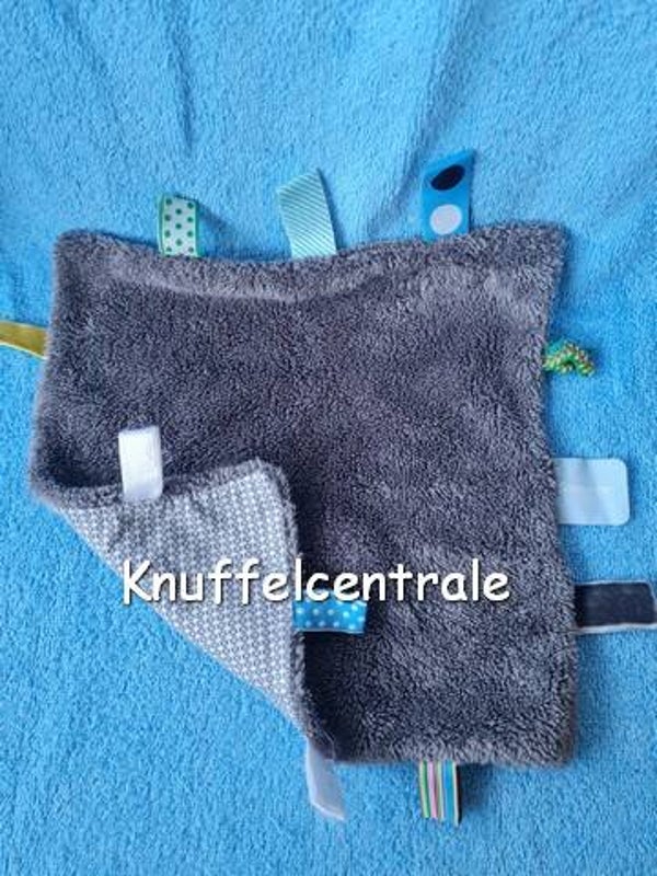 Snooze Baby grijs label knuffeldoek groot met kruisjes (met mankementje) SnoozeBaby
