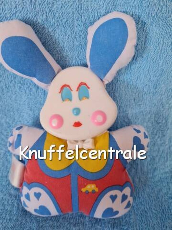 Euro Play Konijn (als Fisher Price) rammelaar met plastic hoofd