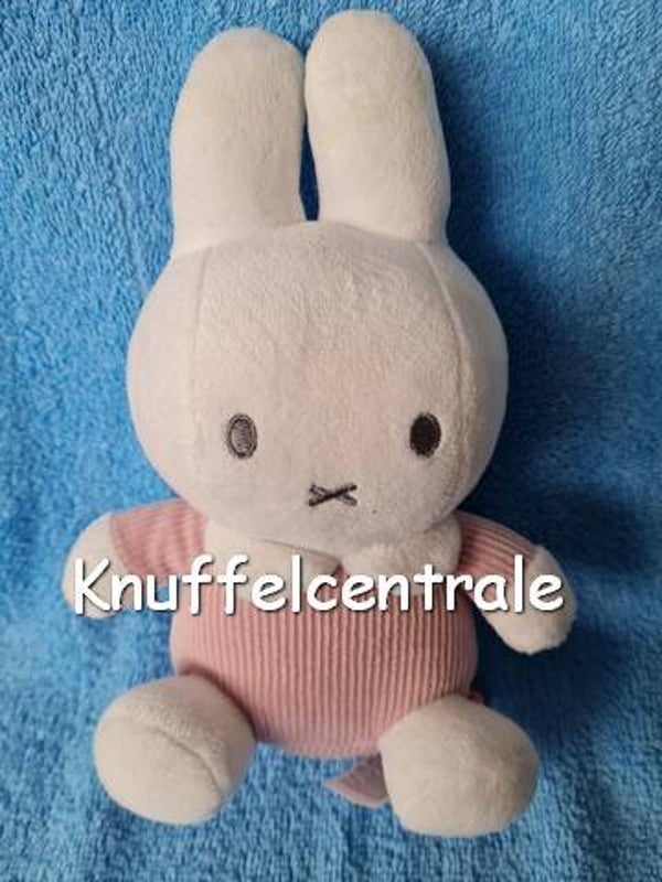 Nijntje roze oudroze wit Miffy Tiamo rib knuffel 20 cm met belletje