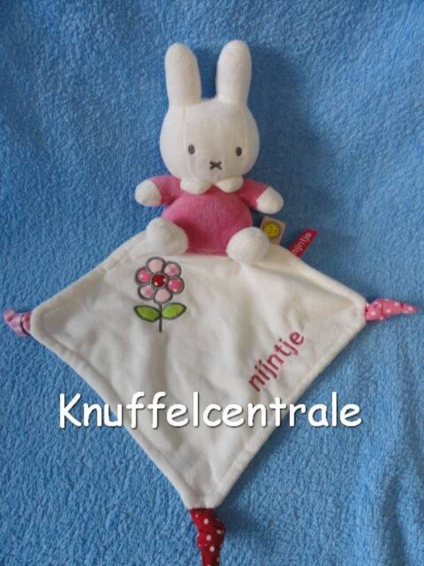 Nijntje Roze op wit Tiamo knuffeldoek met bloem en tekst