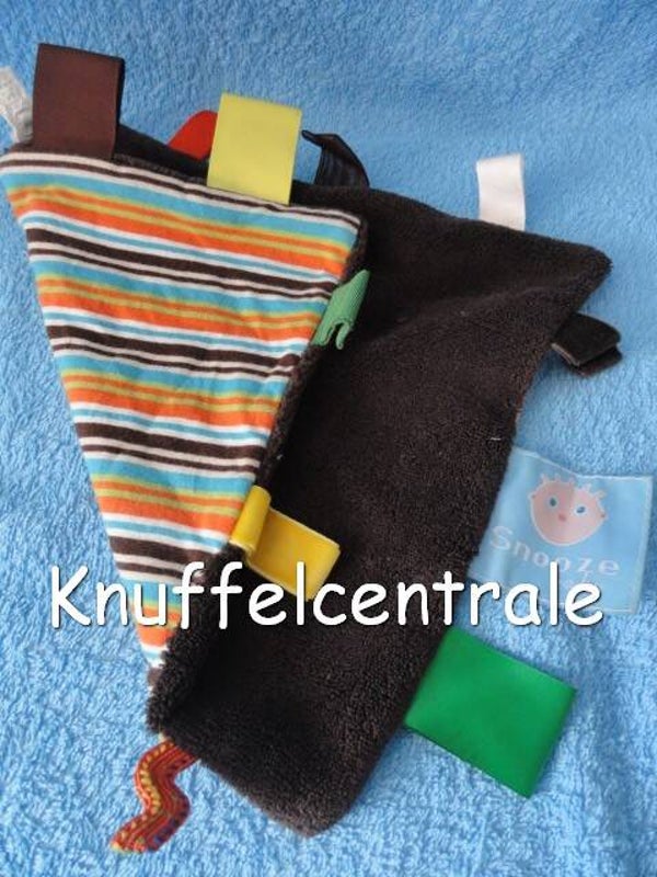 Snooze Baby donkerbruin label doekje knuffeldoek streepjes onder