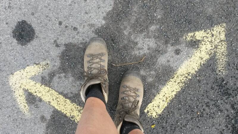 keuzepunt links of rechts pijlen met schoenen