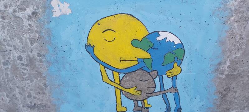 aarde zon en maan omhelzen