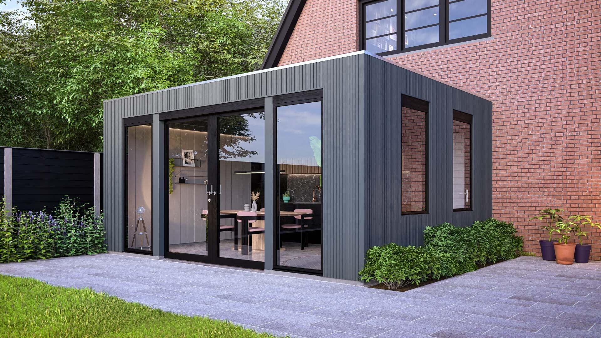 Moderne aanbouwveranda van het type Nice met een strak zwart design, geïntegreerd in een bakstenen woning. Voorzien van grote glazen schuifdeuren en ramen, ideaal als uitbreiding van de leefruimte met uitzicht op een groene tuin.