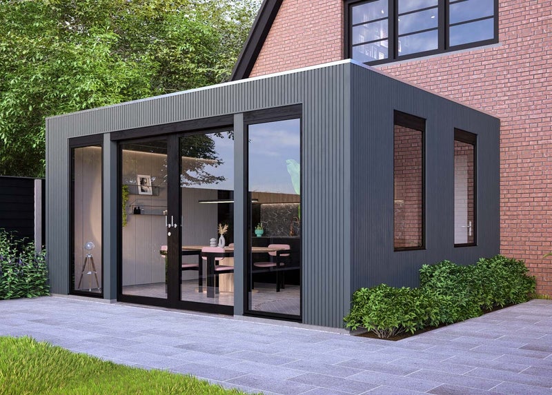 Moderne aanbouwveranda van het type Nice met een strak zwart design, geïntegreerd in een bakstenen woning. Voorzien van grote glazen schuifdeuren en ramen, ideaal als uitbreiding van de leefruimte met uitzicht op een groene tuin.