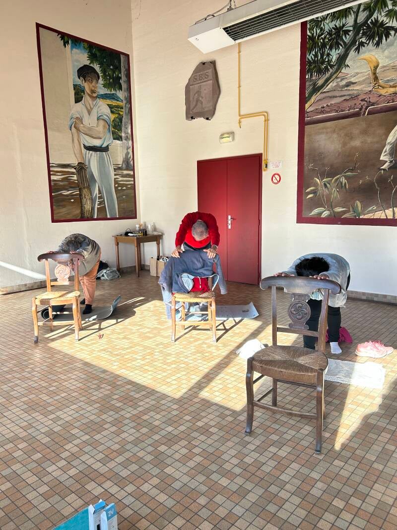 Atelier yoga sur chaise