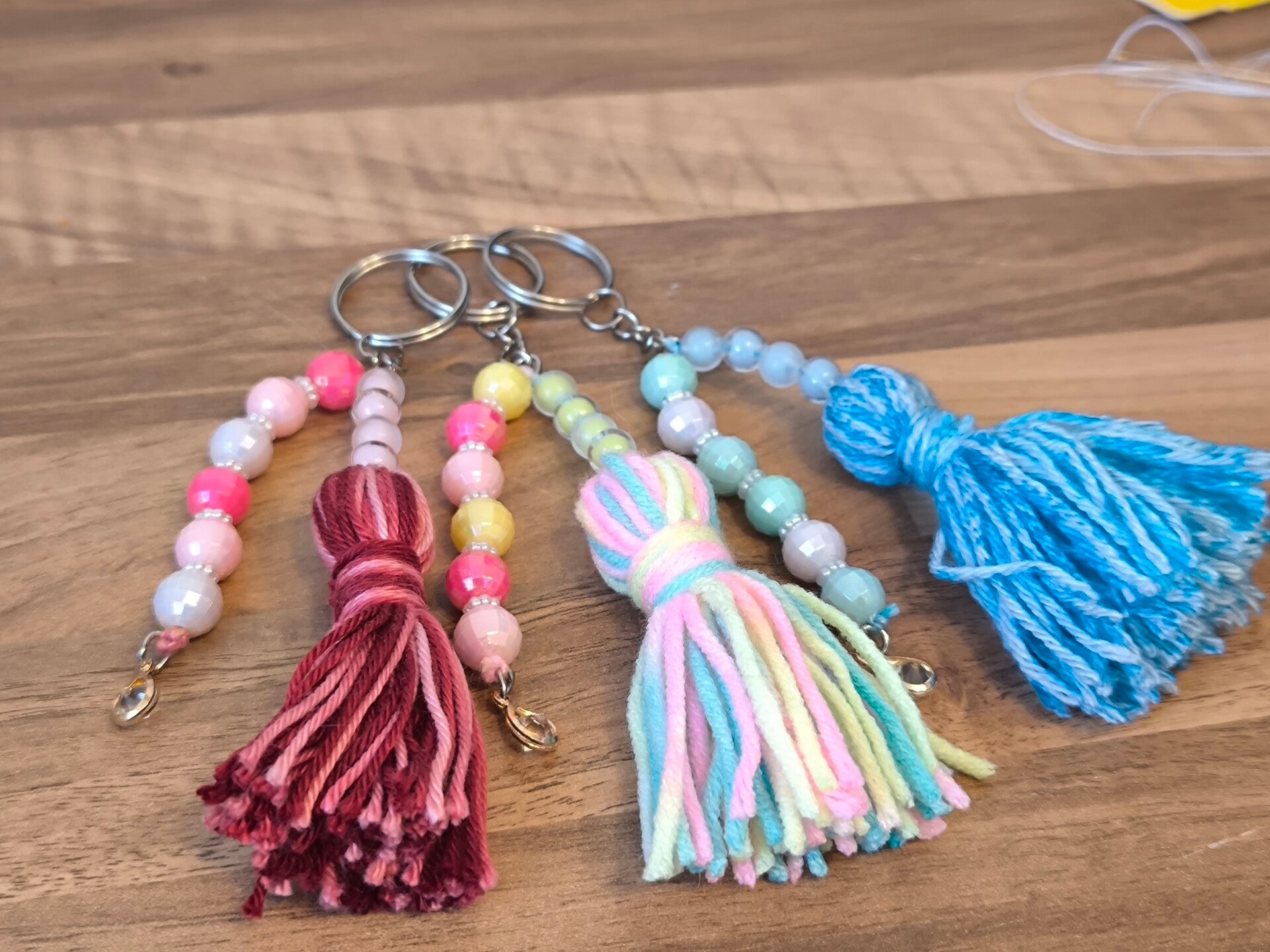 Bunte Perlen-Schlüsselanhänger mit Quaste