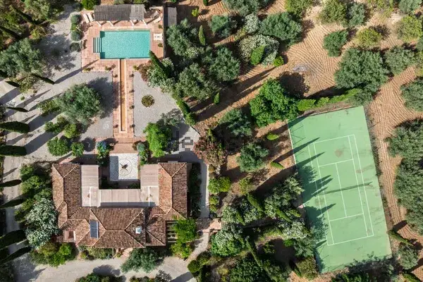Hoofd huis met bijhuis Zwembad en Tennisbaan