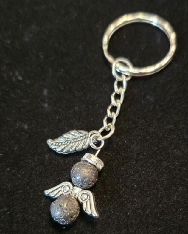 Schutzengel Schlüsselanhänger mit Edelsteinperle Lavagestein