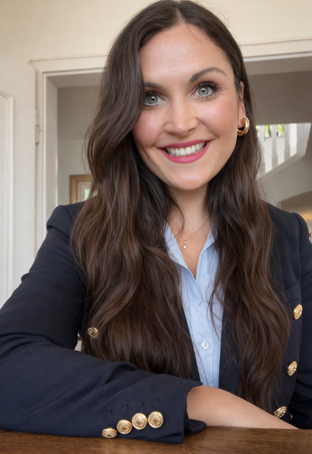 Magdalena Nutz, zertifizierte Immobiliengutachterin (DIAZert LS), mit Lupe – professionelle Immobilienbewertung und Verkehrswertermittlung