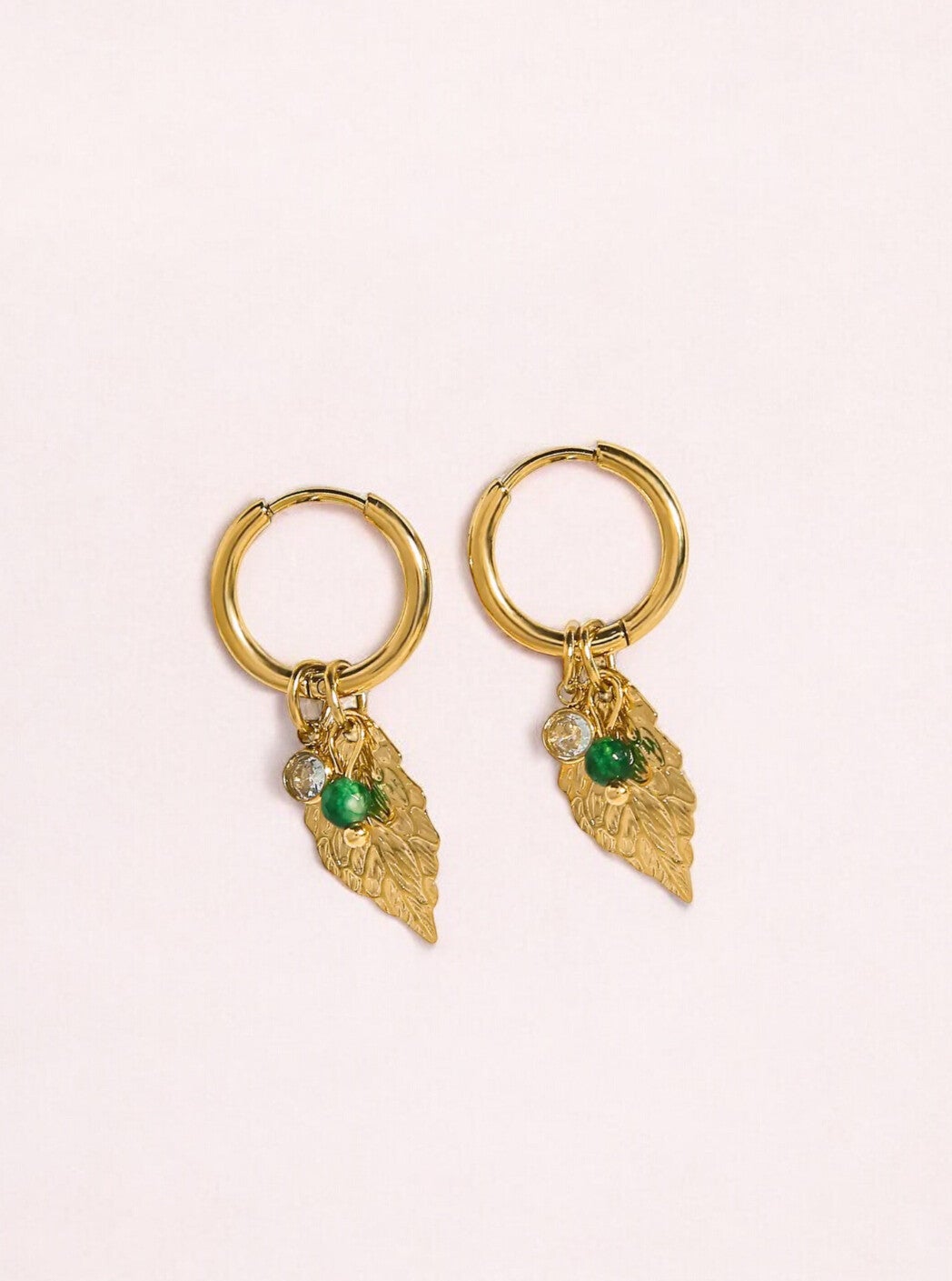Goudkleurige oorringen met groene steen en bladbedel
