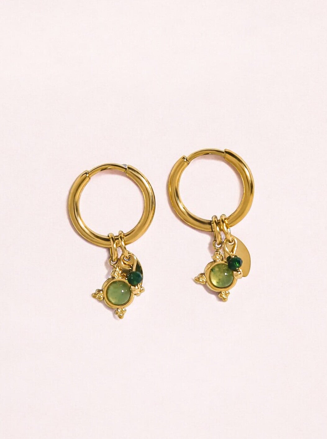 Goudkleurige oorringen met groene kralen