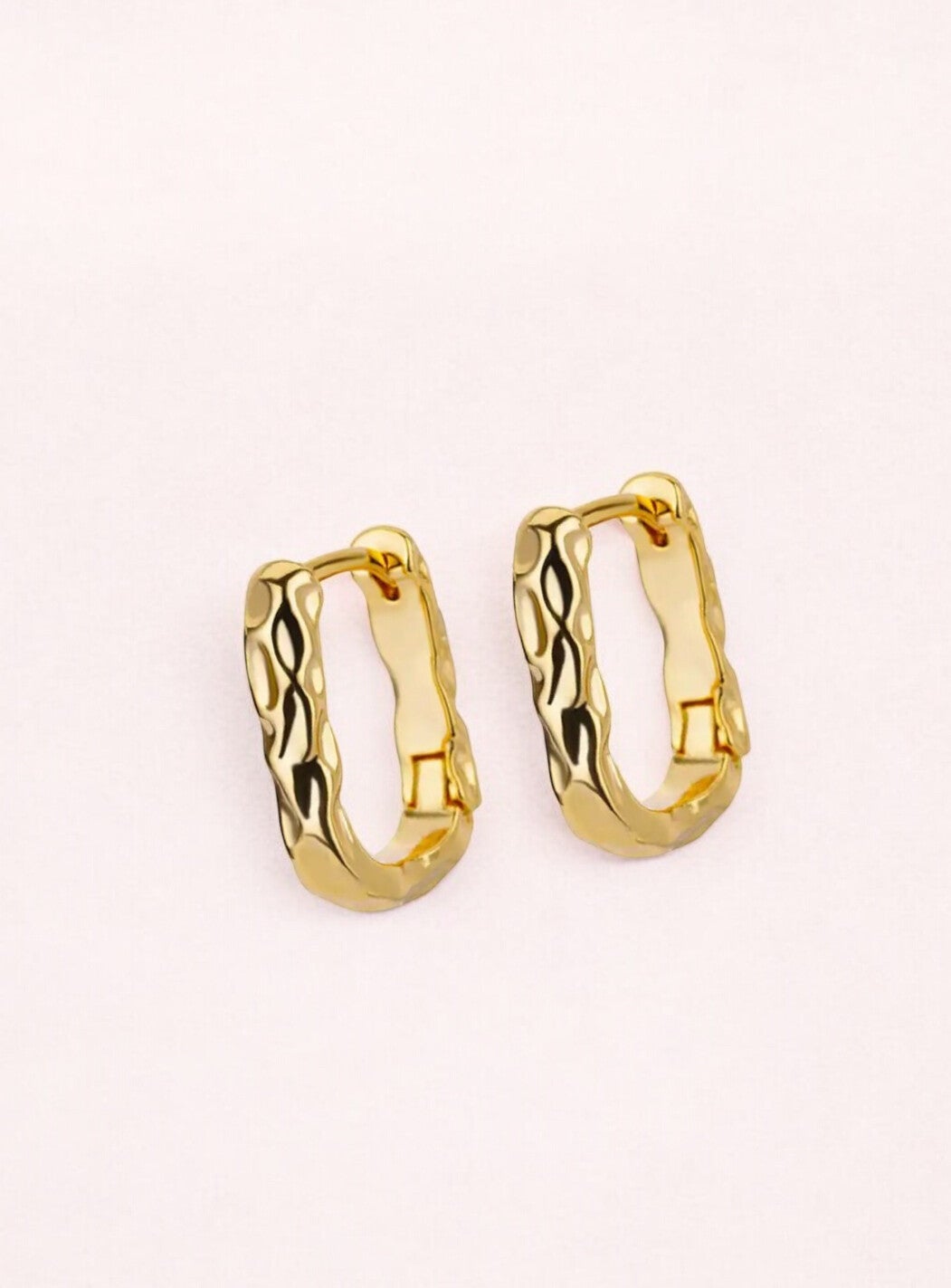 Goudkleurige statement oorringen