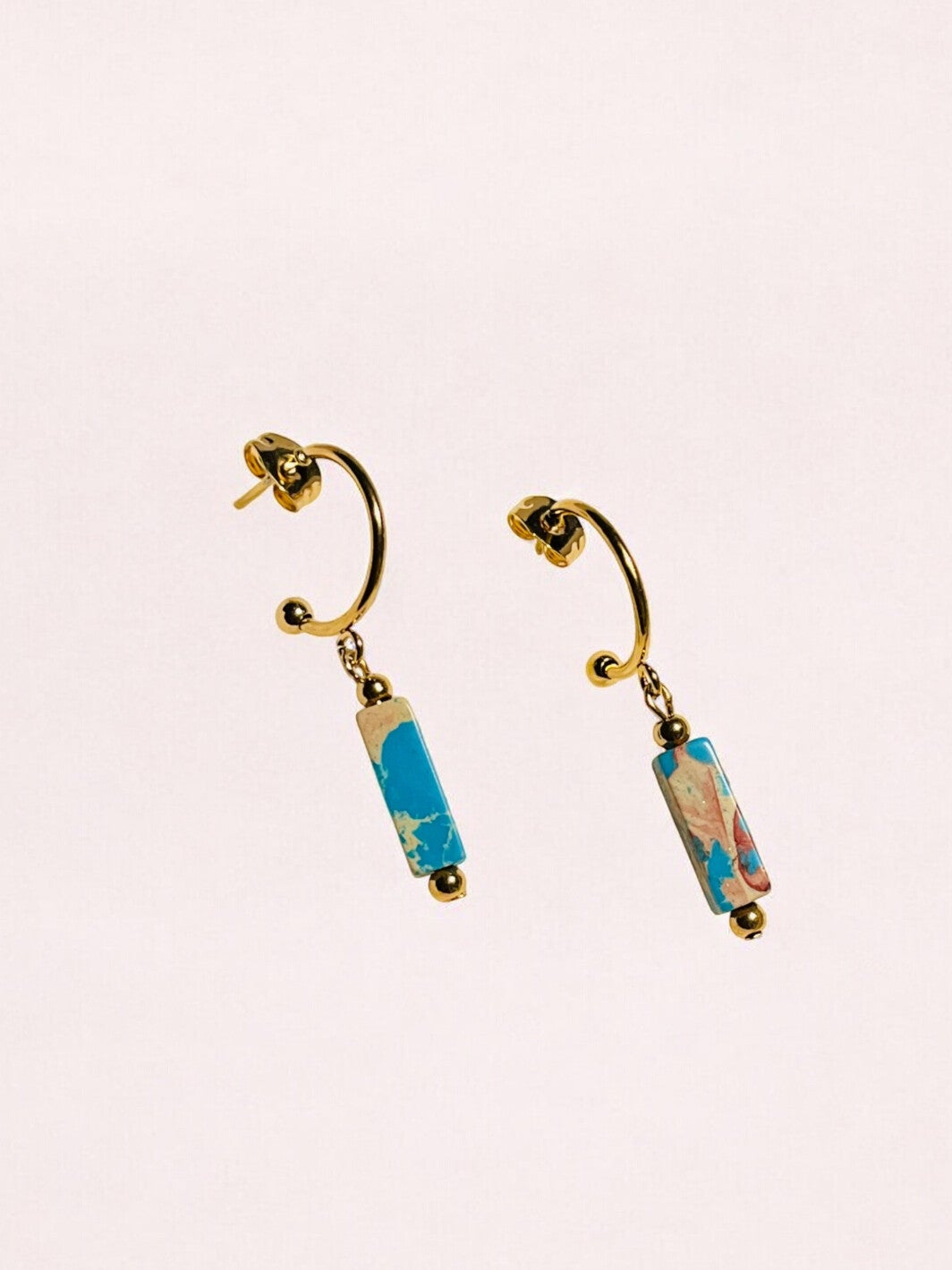 Goudkleurige oorbellen met keizerlijke zee sediment natuursteen