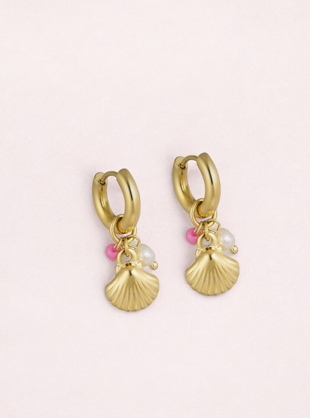 Goudkleurige oorbellen met schelp hanger