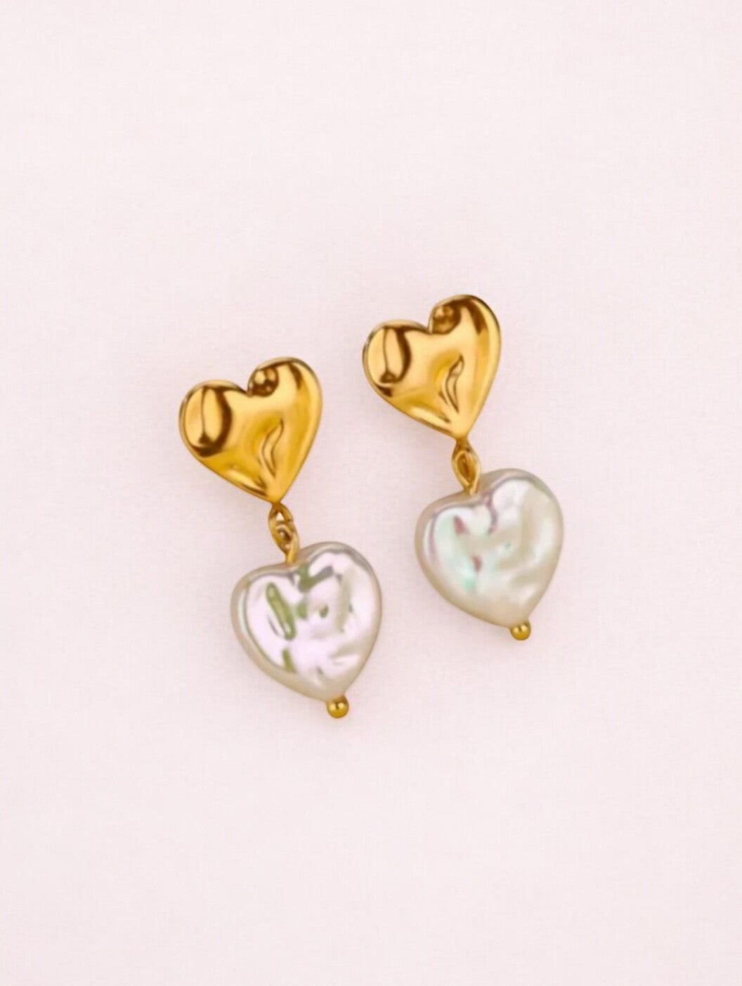 Goudkleurige hart oorbellen met parelmoer hanger