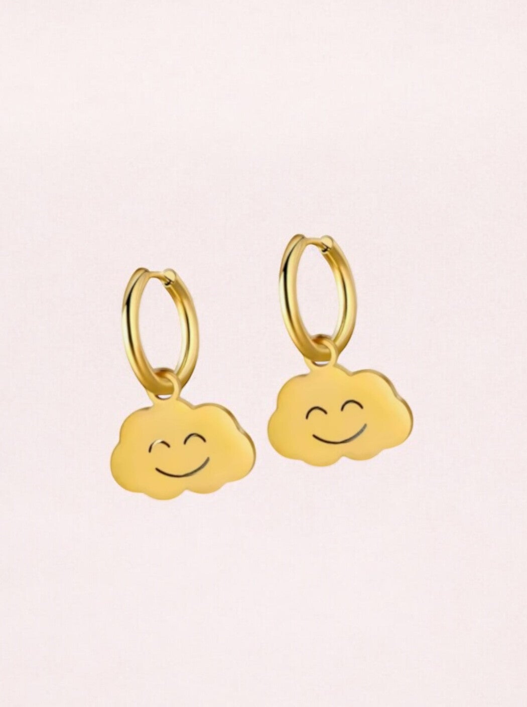 Goudkleurige oorringen met smile wolk hanger