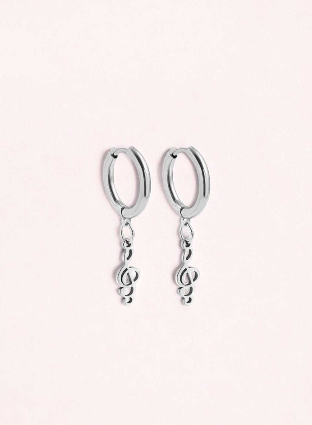 Zilverkleurige oorringen met muziek noot hanger